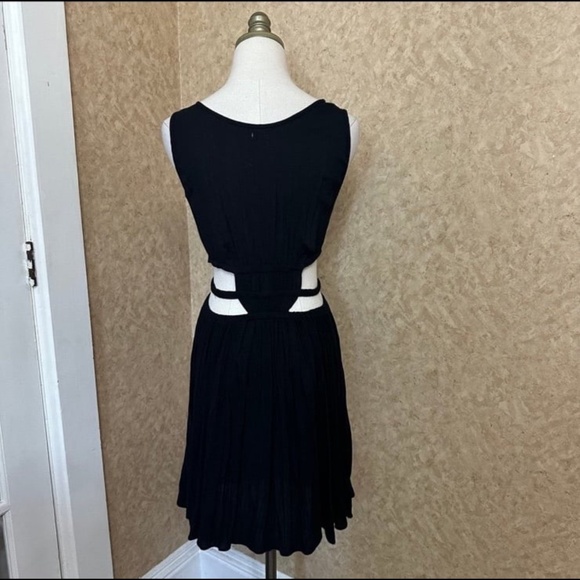 Dress - Picture 4 of 8